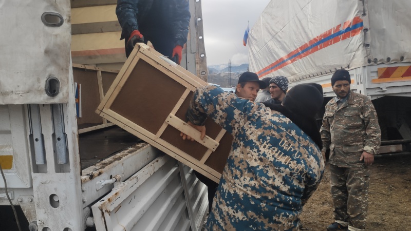 МЧС России доставлена партия гумпомощи в распределительные пункты Нагорного Карабаха