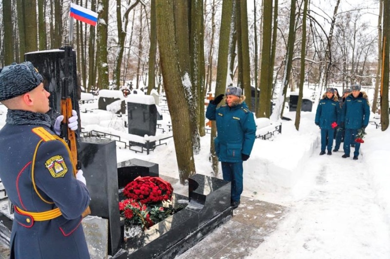 Сотрудники МЧС России почтили память легенды Министерства Дмитрия Михайлика