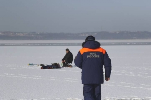 Не провались под лед. Спасатели МЧС России предупреждают об опасности подледной рыбалки