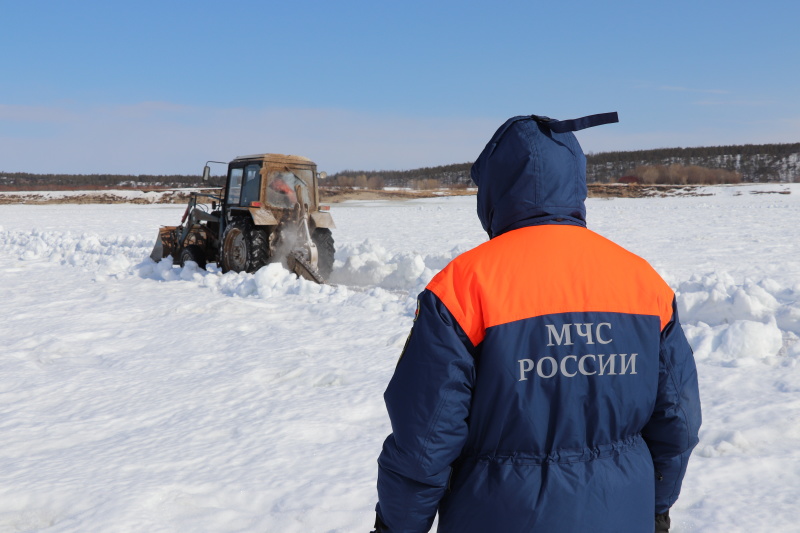 Спасатели Якутии задействованы в мероприятиях по распиловке льда на реке Лена