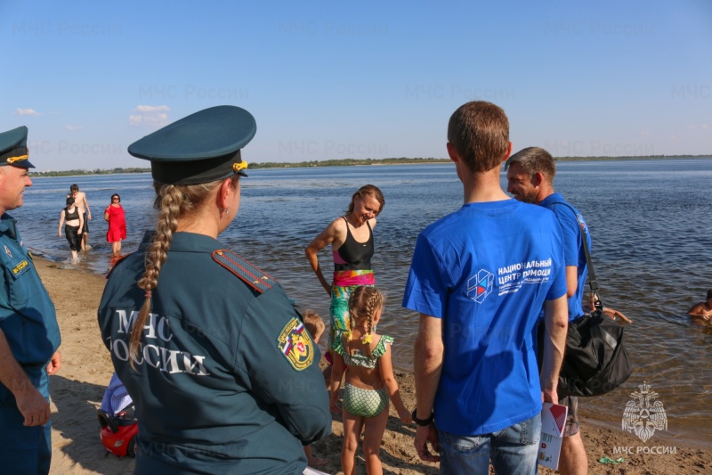 Сотрудники МЧС России и волонтеры провели профилактическую акцию для отдыхающих у воды