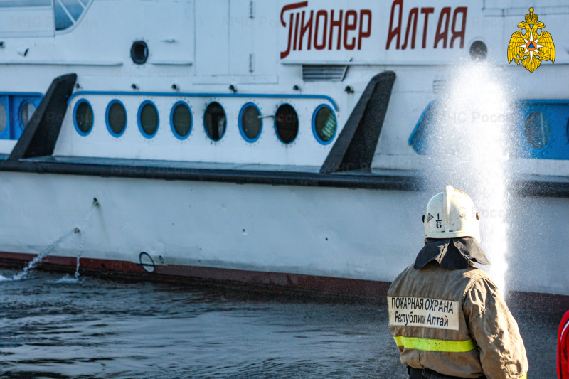 Спасатели Республики Алтай провели учения по безопасности на теплоходе