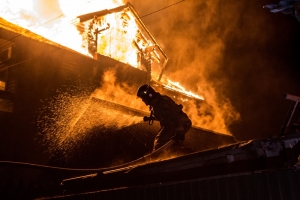 Ночной пожар в Криводановке тушили более 50 человек. Спасены пять жильцов