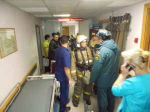 Новосибирские пожарные ликвидировали возгорание в городской больнице. Эвакуированы 160 пациентов (фото)