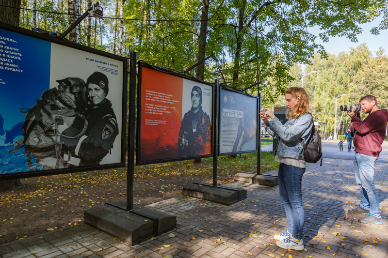 Фотовыставка «Министерство с характером» открылась в Измайловском парке Москвы