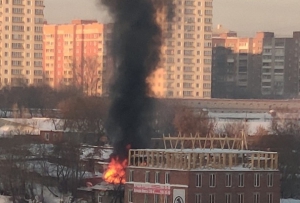 В Новосибирске ликвидирован пожар в частном доме Дзержинского района, дым от которого был виден рядом с торговым центром
