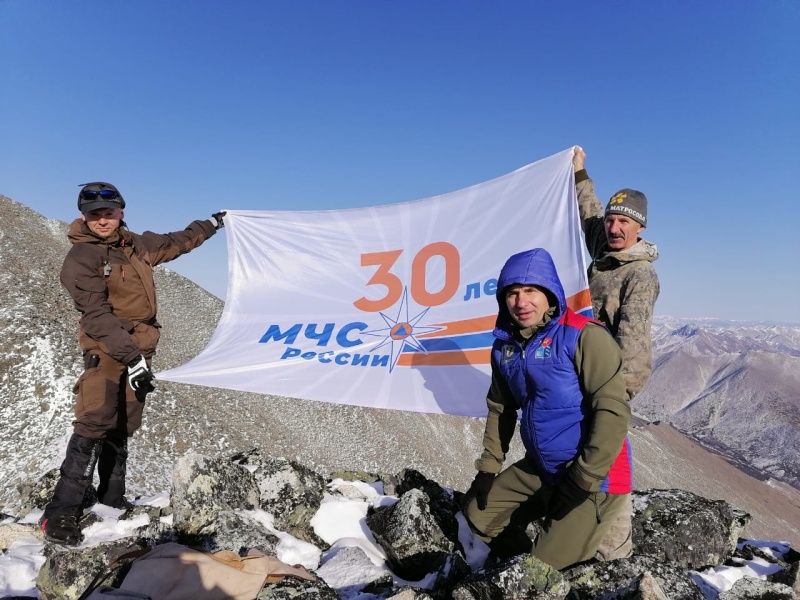 Магаданский спасатель посвятил восхождение на гору Нух 30-летию МЧС России и 75-летию Победы в Великой Отечественной войне (видео)