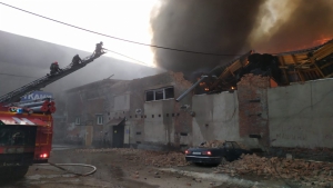 Сложный пожар на новосибирском складе локализован (фото, видео, комментарии)