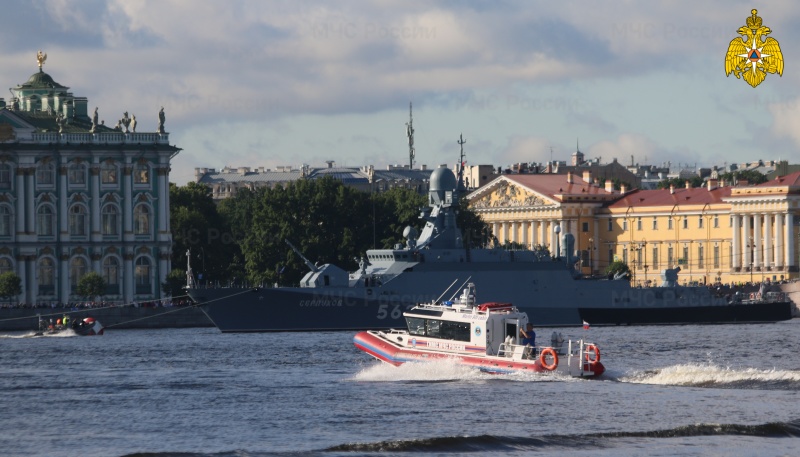 Силы МЧС России привлекались для обеспечения безопасности военно-морского парада в Санкт-Петербурге